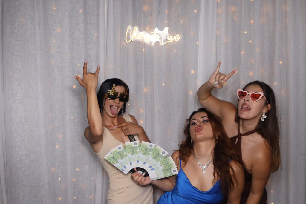 photobooth fun moments wedding booth
