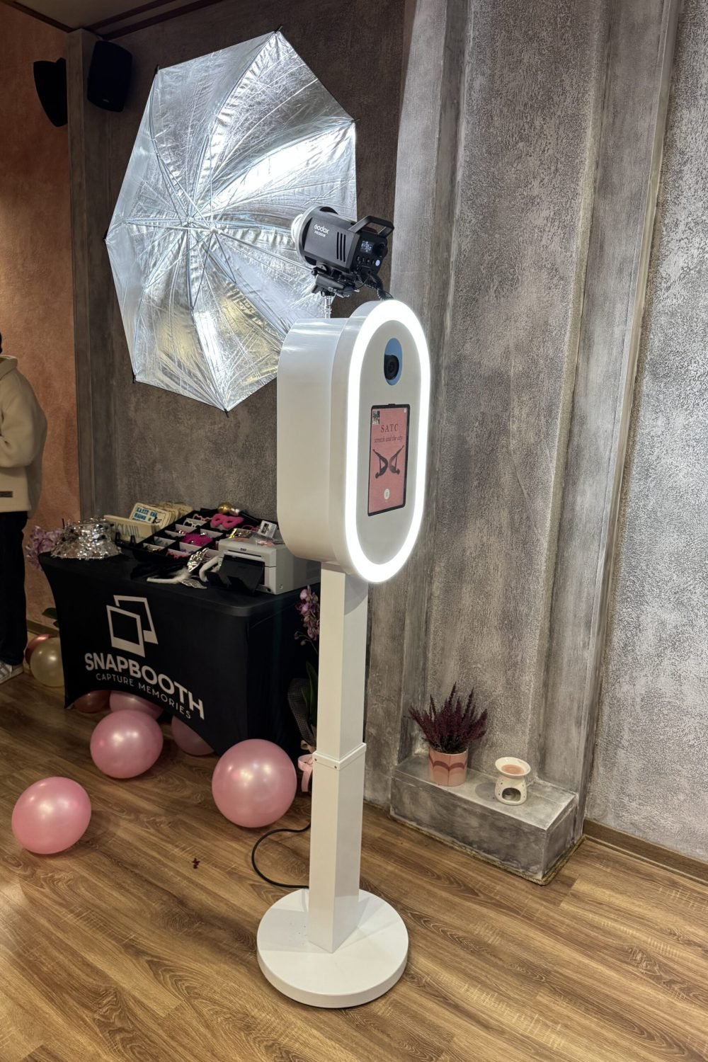 Modern Glow Photobooth